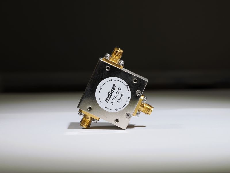 HzBeat coaxial RF circulator with SMA connectors