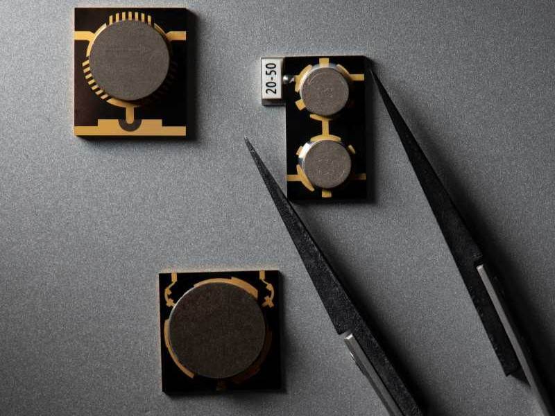 Miniaturized ferrite circulators for Ka-band