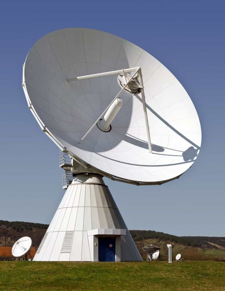 Large satellite earth station antenna