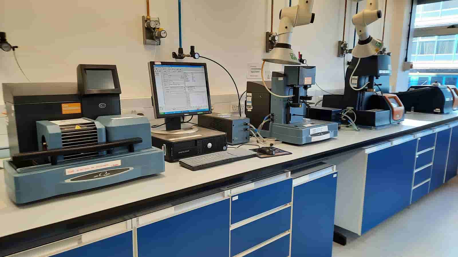 Laboratory thermal testing setup with measurement equipment