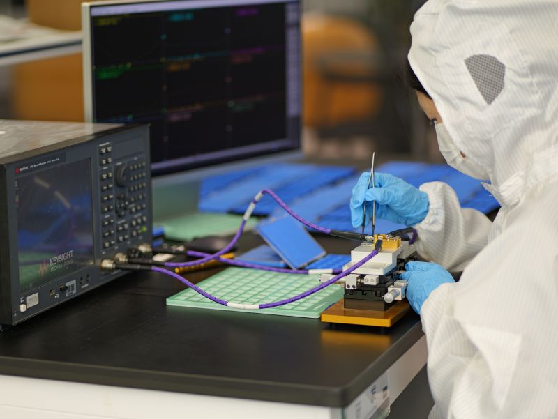 moniter the data using a spectrum analyzer