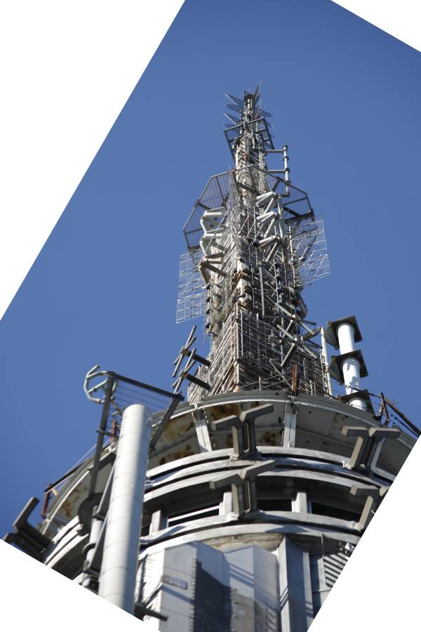 Broadcast antenna system with VHF and FM transmission infrastructure